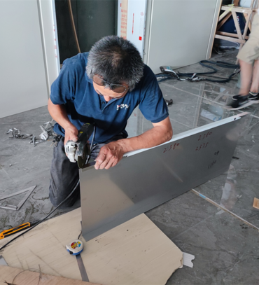 金山商业办公室（金属制品）：不锈钢条、 门套、铝扣板、踢脚线安装工程